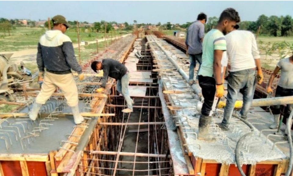 पप्पुले सडक डिभिजनलाई झुक्यायो, ठेक्का तोडे पनि टिकुलिया पुलको काम गर्दै